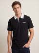 Polo oversize negro, estampado frontal, vista en modelo