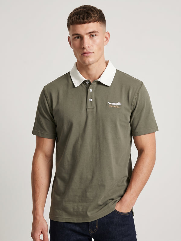 Polo oversize verde, estampado frontal, vista en modelo