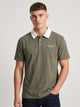 Polo oversize verde, estampado frontal, vista en modelo