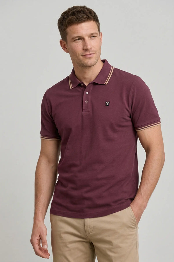 Playera tipo polo hombre uva con filo café en cuello y mangas, parche Zak Boston Terrier Sherman Morgan.