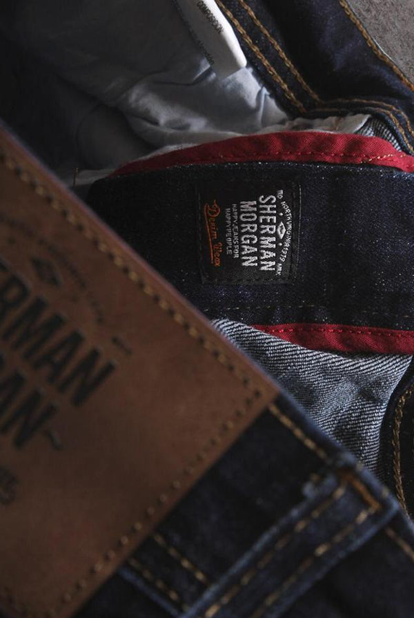 Detalle de etiqueta y denim Sherman Morgan, ropa para caballero con calidad y estilo